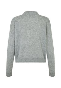 Gaiši pelēks adīts krekls ar garām piedurknēm un apaļu dekoltē, redzams no mugurpuses uz balta fona.