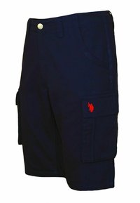 Marina cargo shorts i tyg med en mjuk textur, utrustade med bruksfickor och en röd logotypdetalj på sidan.
