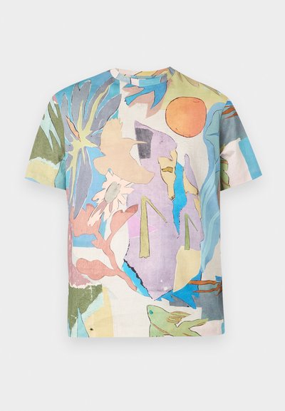 Μπλούζα με κοντά μανίκια με πολύχρωμο αφηρημένο σχέδιο εμπνευσμένο από τη φύση, που περιλαμβάνει πουλιά, λουλούδια, φύλλα και έναν ήλιο σε ανοιχτό φόντο.