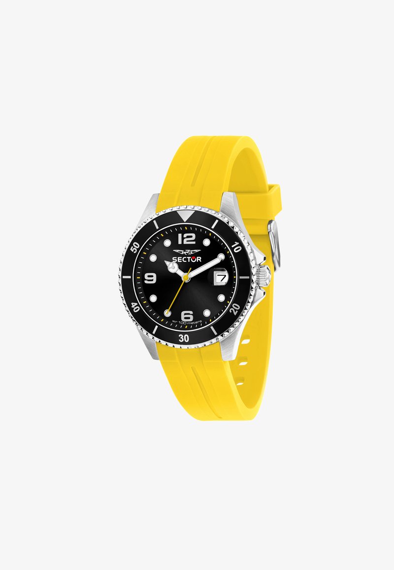Orologio nero e giallo con quadrante rotondo nero, indicatori delle ore bianchi, lunetta argentata e cinturino in silicone giallo. Finestra della data alle 3.