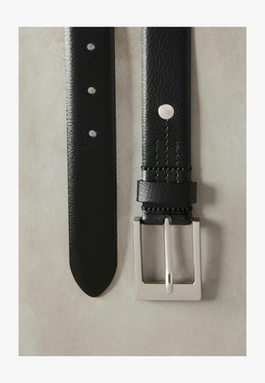 Sort læderbælte med en glat overflade, der har en firkantet sølvfarvet metalspænde og jævnt fordelt huller langs remmen.