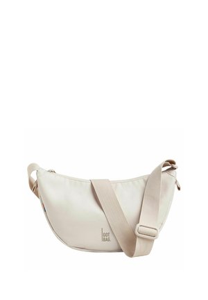 Sac bandoulière crème en forme de croissant avec sangle réglable et logo "GOT BAG." au centre devant.
