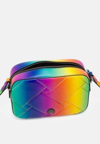 Regnbågsglittrig axelremsväska med vävt mönster, jämn textur och dragkedjestängning. Har en svart dragkedja och en färgstark justerbar rem.