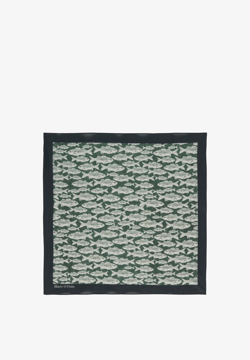 Foulard quadrato di seta con sfondo verde scuro e motivo ripetuto di pesci bianchi, bordo nero e testo "Marc O'Polo" nell'angolo.