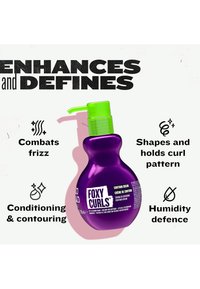 Bouteille violette avec pompe verte étiquetée Foxy Curls contour cream, entourée d’un texte mettant en avant le contrôle des frisottis, la mise en forme des boucles, le conditionnement et la défense contre l’humidité.