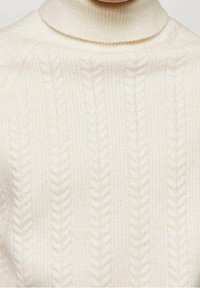Cremfarbener, gestrickter Rollkragenpullover mit geripptem Muster und erhöhten Zopfmustern.