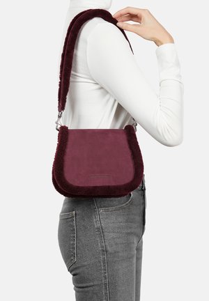 Bordeauxfarbene Schultertasche mit einem weichen, flauschigen Trageriemen und einem Wildlederkörper. Hat eine rechteckige Form und minimalen Metallteilen, ideal für den lässigen Gebrauch.