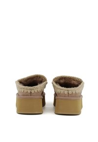 Chaussures à enfiler taupe avec un intérieur moelleux, un trim en textile tressé et une semelle en caoutchouc beige robuste, dotées d'une forme arrondie et d'une texture douce.