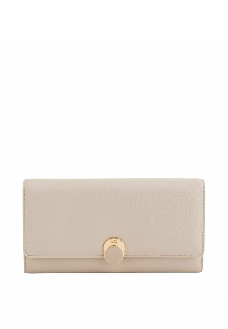 Beżowy skórzany portfel o fakturowanym wykończeniu, prostokątnym kształcie i okrągłym złotym zapięciu, z gładkim akcentem na środku.
