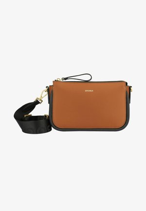 Borsa a tracolla in pelle marrone con bordi neri. Presenta accessori in metallo dorato e una tracolla nera staccabile con motivo del logo. Chiusura con zip nella parte superiore.