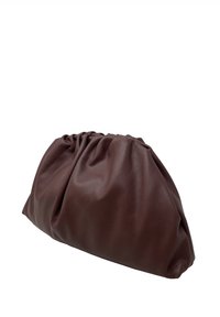 Hnědá kožená psaníčko s nabíraným designem a hladkou texturou. Zakulacený tvar s jemnými záhyby pro uvolněný vzhled.