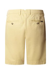 Pantalones cortos beige hasta la rodilla con trabillas para cinturón, dos bolsillos traseros con ojal y botón, y una pequeña etiqueta de la marca en el bolsillo derecho.