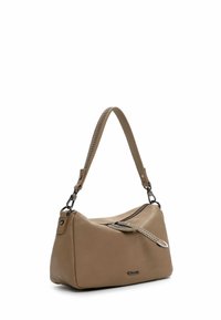 Borsa in pelle di colore tan con silhouette curva, tracolla a catena in contrasto e chiusura con zip. Presenta accentuazioni con borchie lungo la tracolla.