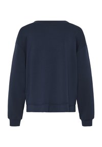 Tmavomodrá mikina s dlhými rukávmi s rebrovanými manžetami a lemom, okrúhlym výstrihom, zobrazená zozadu na bielom pozadí.