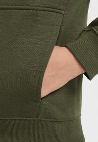 Nike Sportswear SPORTSWEAR CLUB FLEECE - Fato de treino - khaki