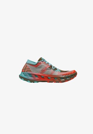 Chaussure de course avec tige en mesh corail, sarcelle et marron, semelle épaisse et rembourrée, design respirant, vue de côté sur fond blanc.
