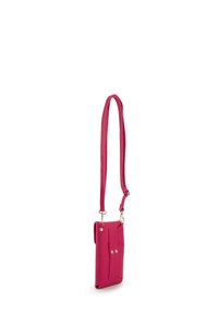 Lyserød læder crossbody taske med tekstureret overflade, der har to forreste trykknapper og en justerbar rem. Kompakt og rektangulær form.