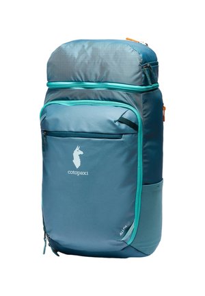 Mochila Cotopaxi azul y verde azulado con múltiples compartimentos con cremallera y bolsillo lateral de malla, diseñada para uso al aire libre o de viaje.