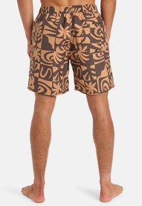 Pánské plavecké šortky v hnědé barvě s abstraktními vzory v světle béžové. Elastický pas a zadní kapsa s černými prvky. Lehká tkanina.