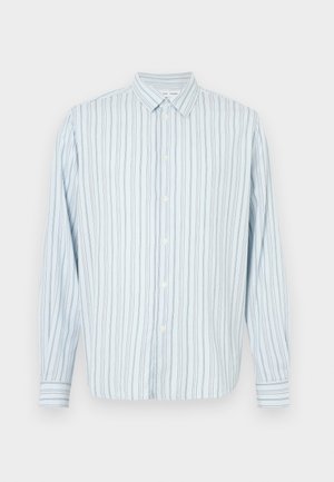 Chemise bleu clair à manches longues avec boutons, rayures verticales étroites noires et blanches, col pointu, présentée sur un fond blanc.