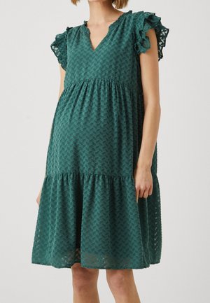 Türkisgrünes Kleid mit V-Ausschnitt, kurzen, gerafften Ärmeln, strukturiertem Fischgrätenmuster und einem Rock mit Stufendesign.