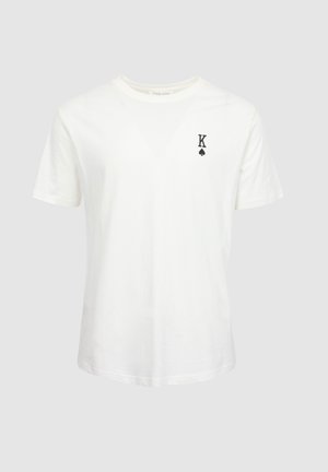 T-shirt blanc à manches courtes et col rond avec un petit "K" noir et un symbole de pique imprimés sur le côté gauche de la poitrine.