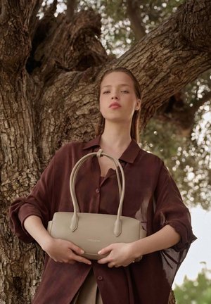 LANCASTER, LANCASTER SAC TROTTEUR ZIPPÉ DONNA CUBE - Sac à main - beige lin