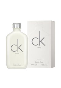 Tydlig glasflaska med rundade kanter, silverlock, märkt "ck one" i grått. Accompanyeras av en vit låda med liknande design och text.