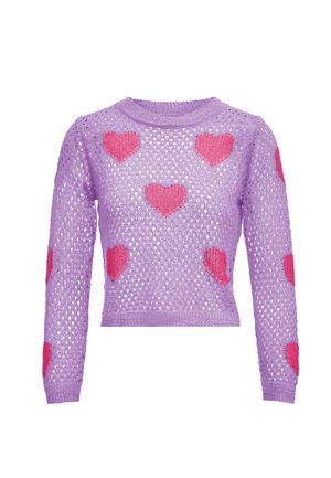 Paarse gebreide trui met een losse, gaasachtige structuur. Bevat meerdere grote roze hartpatronen op de voorkant en mouwen.