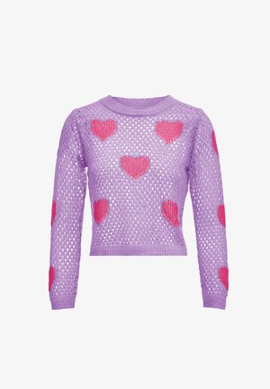 Paarse gebreide trui met een losse, gaasachtige structuur. Bevat meerdere grote roze hartpatronen op de voorkant en mouwen.