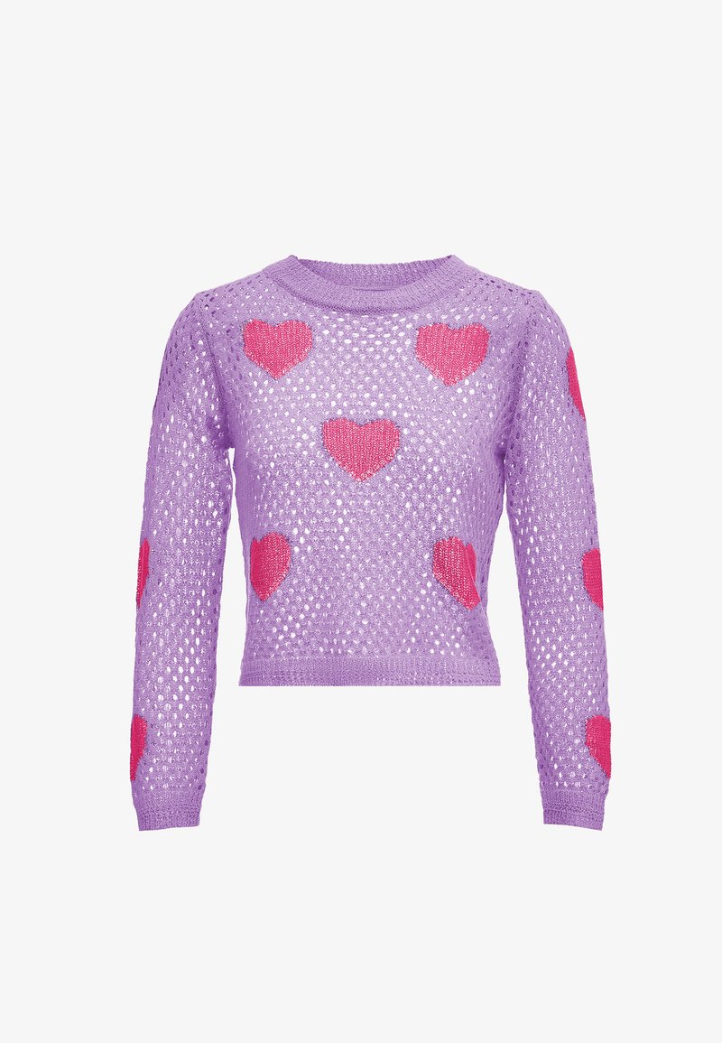 Lila gestrickter Pullover mit einem lockeren, netzartigen Design. Verfügt über mehrere große pinkfarbene Herzmuster auf der Vorderseite und den Ärmeln.