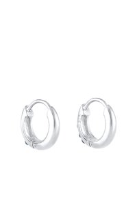 Sølv hoop øreringe med en glat, poleret overflade og en karakteristisk buet form. Har små blå detaljer nær hængslet.