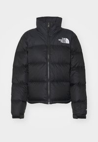 Svart puffjacka med hög krage, frontdragkedja och "The North Face"-logotyp på vänster bröst och ärmslut.