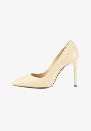 Beige leren hoge hak pump met een spitse neus, een gladde textuur en een slanke stiletto hak. Heeft een lage vamp voor extra elegantie.