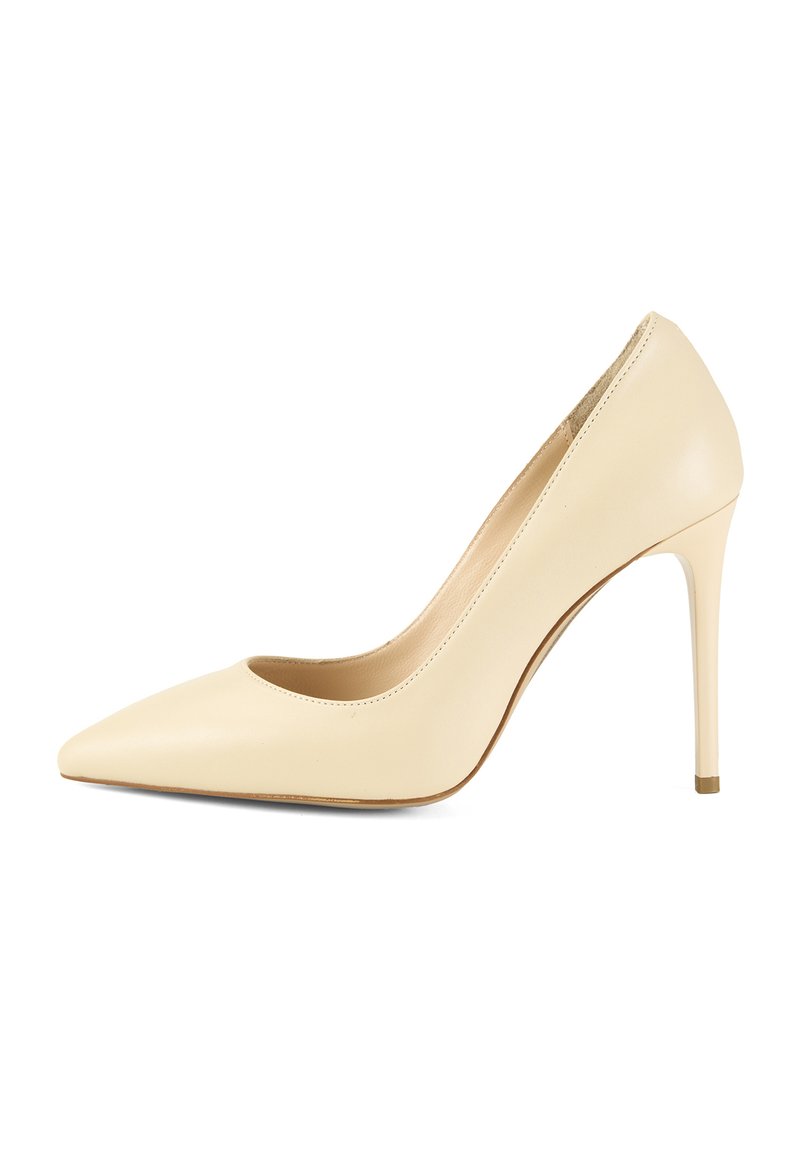Escarpin en cuir beige à talon haut, avec un bout pointu, une texture lisse et un talon stiletto fin. Présente un décolleté bas pour une élégance accrue.
