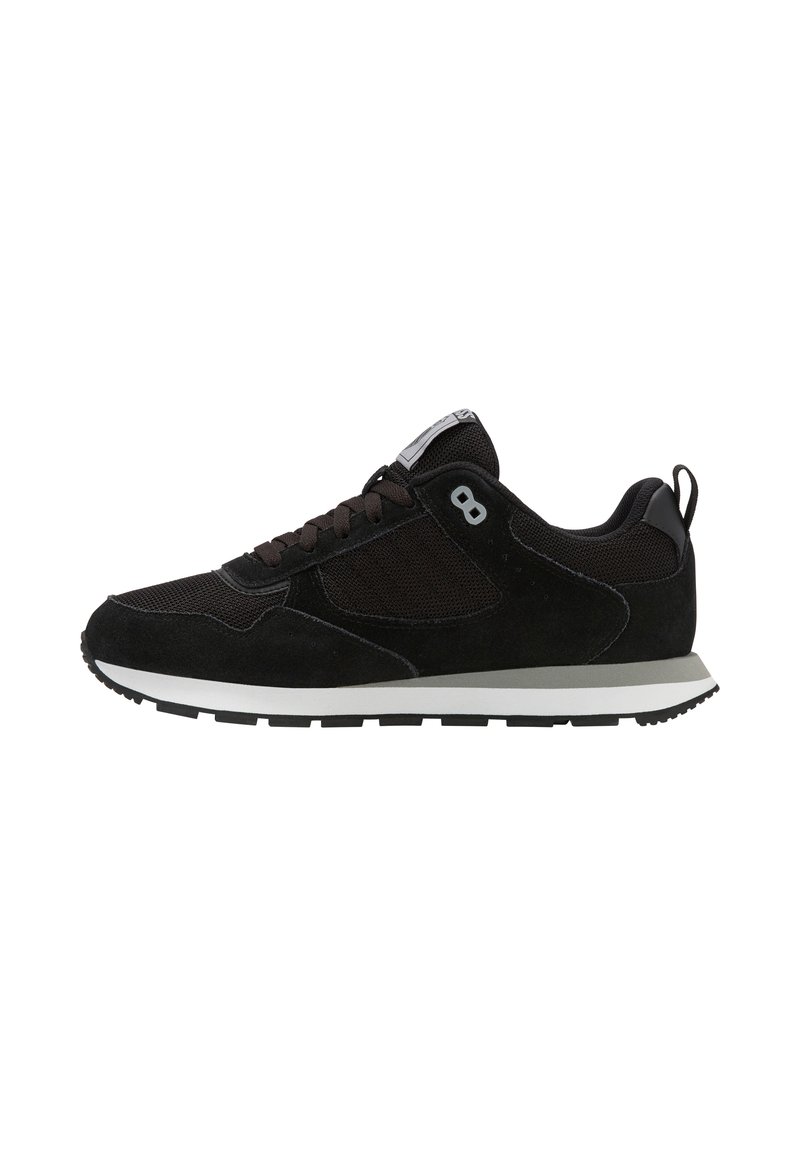 Czarne sportowe sneakersy z cholewką z zamszu i siateczki, biała i szara podeszwa, czarne sznurówki oraz mały szary detal w postaci cyfry "8" w pobliżu kostki.
