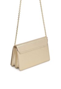 Clutch in pelle con texture dorata, dotata di una tracolla a catena, chiusura a busta e finitura liscia. Due scomparti per lo stoccaggio.