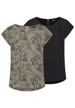 Deux tops à manches courtes : l'un en beige avec un motif tacheté noir, l'autre entièrement noir. Tous deux ont un col rond et un ourlet légèrement arrondi.