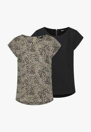 Deux tops à manches courtes : l'un en beige avec un motif tacheté noir, l'autre entièrement noir. Tous deux ont un col rond et un ourlet légèrement arrondi.