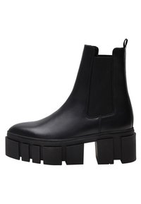 Zwarte leren enkelboots met elastische zijkanten, stevige platformzolen en een gladde afwerking. Voorzien van een lus aan de achterkant voor gemakkelijk aantrekken.