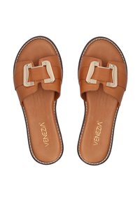 Brune læder slide sandaler med en bred rem, der har en stor guldfarvet spænde og en tekstureret fodseng. Hvid kantsting rundt om kanten.