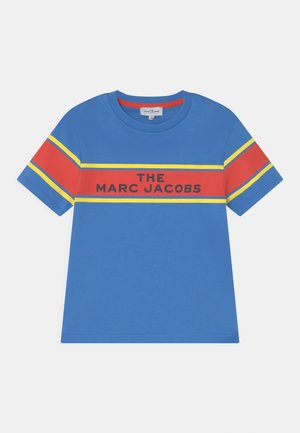 Niebieska krótka koszulka z czerwonymi i żółtymi paskami na klatce piersiowej i rękawach, z czarnym napisem "THE MARC JACOBS".