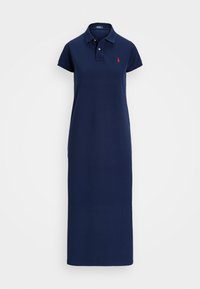 Námornícké polo šaty z jemné bavlny, s krátkými rukávy a rovnou siluetou. Na hrudi se nachází malé červené logo.