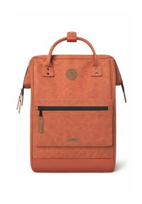 Sac à dos synthétique orange avec une finition texturée, deux poignées supérieures, une poche zip à l'avant et un patch logo. Les fermetures éclair sont noires.