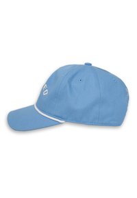Svetlomodrá baseballová čiapka s zakriveným okrajom, bielym akcentom a vyšitým textom na prednej strane. Vyrobená z odolného bavlneného materiálu.