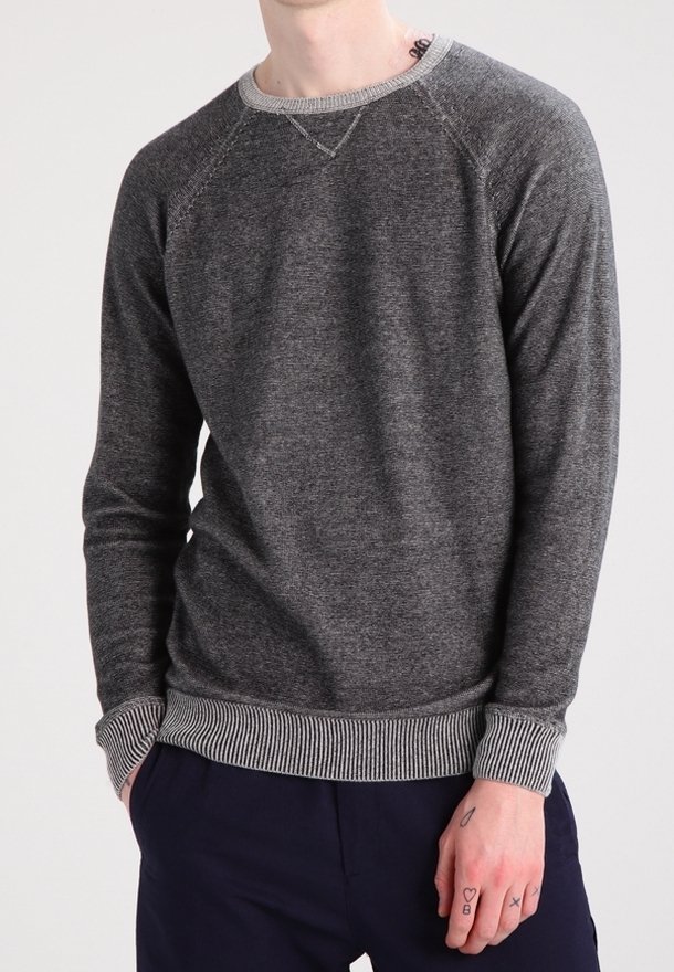 Szary sweter dzianinowy z okrągłym dekoltem, ribbowymi mankietami i dołem, charakteryzujący się subtelną teksturą oraz kontrastującymi białymi paskami na kołnierzu.