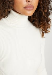 Gina Tricot Stickad tröja - white