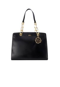Bolso de mano de cuero negro con un diseño estructurado, acentos de hardware dorado y un asa de cadena. Presenta un charm geométrico adjunto.