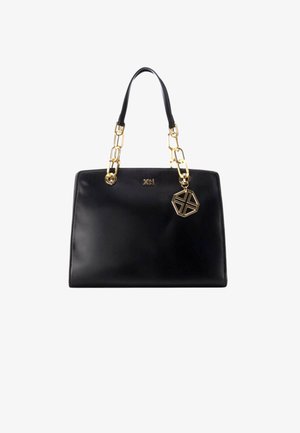 Bolso de mano de cuero negro con un diseño estructurado, acentos de hardware dorado y un asa de cadena. Presenta un charm geométrico adjunto.