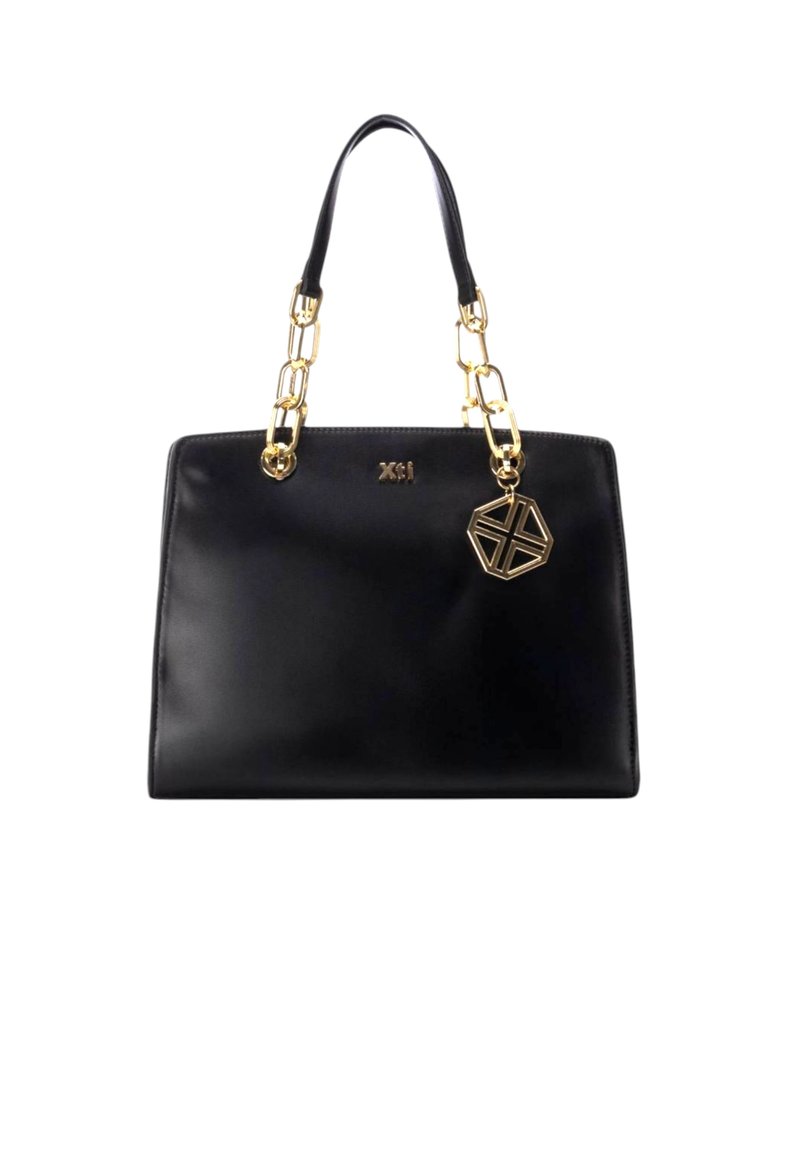 Bolso de mano de cuero negro con un diseño estructurado, acentos de hardware dorado y un asa de cadena. Presenta un charm geométrico adjunto.